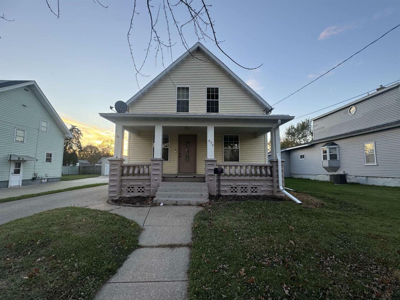 Property Photo:  828 Grant Street  WI 53511 