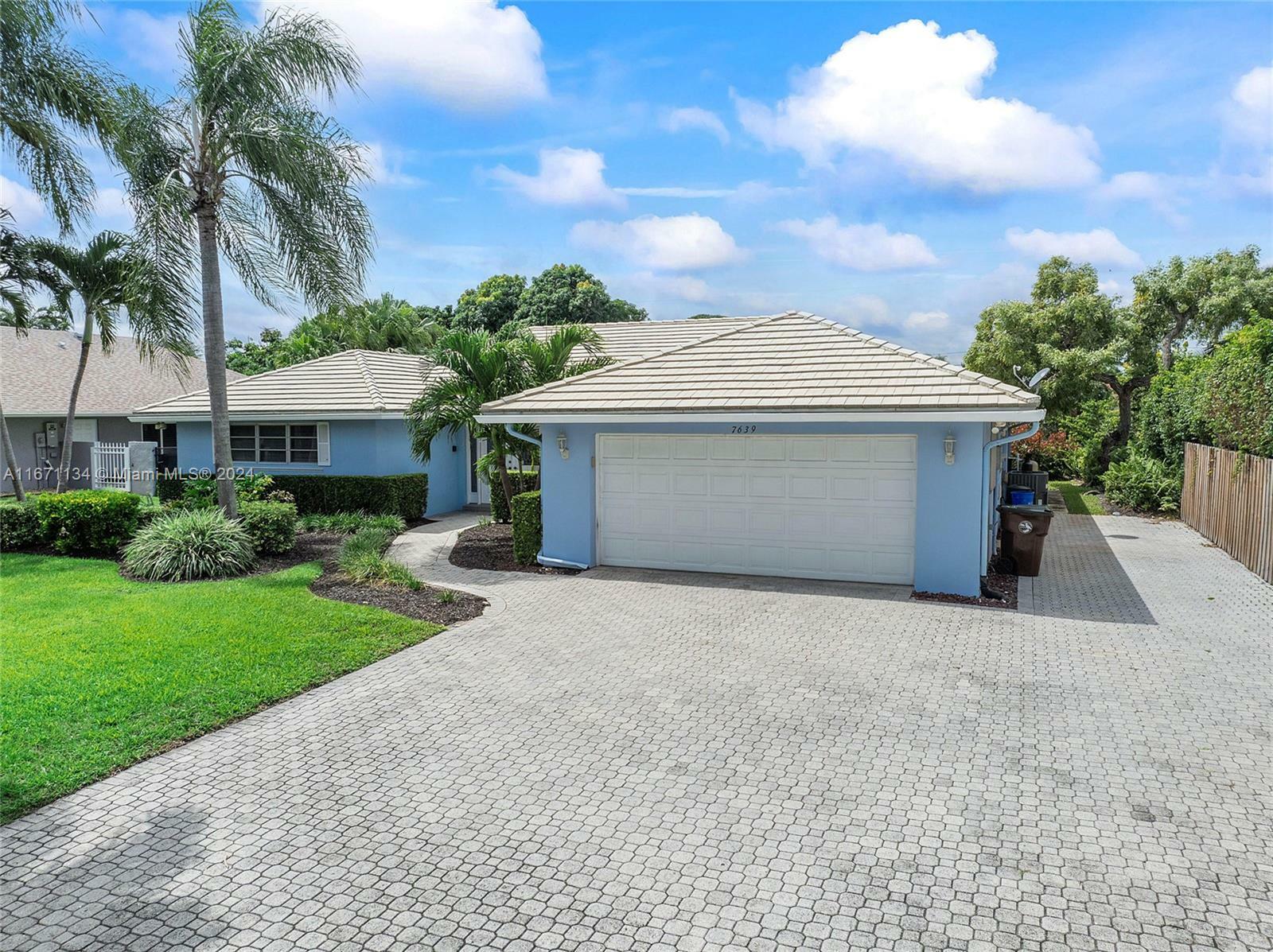 Property Photo:  7639 W Lake Dr  FL 33406 