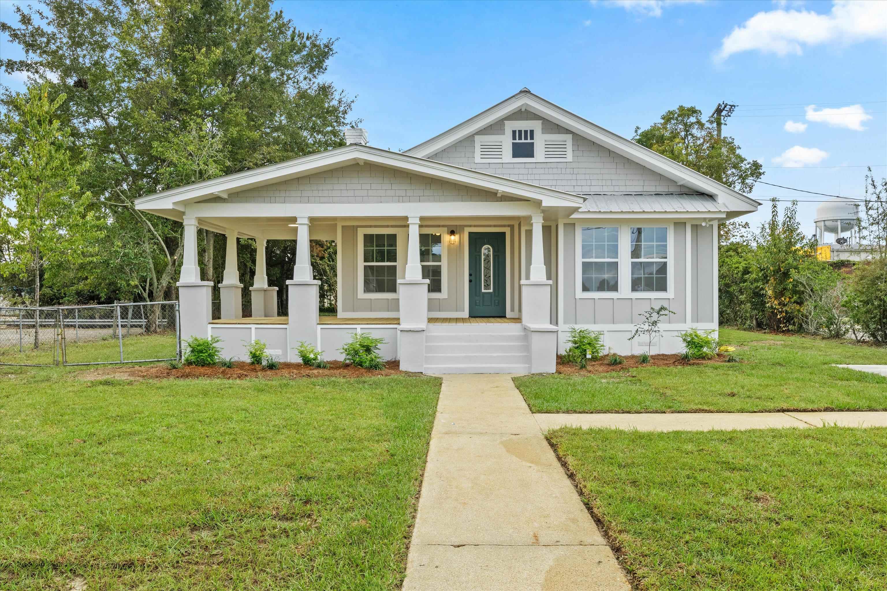 Property Photo:  1127 W Washington Street  FL 32351 