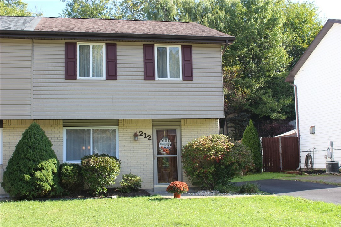 Property Photo:  212 Valley Stream Drive  PA 15626 