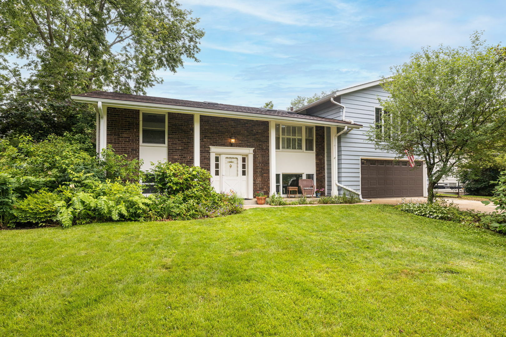 Property Photo:  28 Ashlawn Avenue  IL 60543 