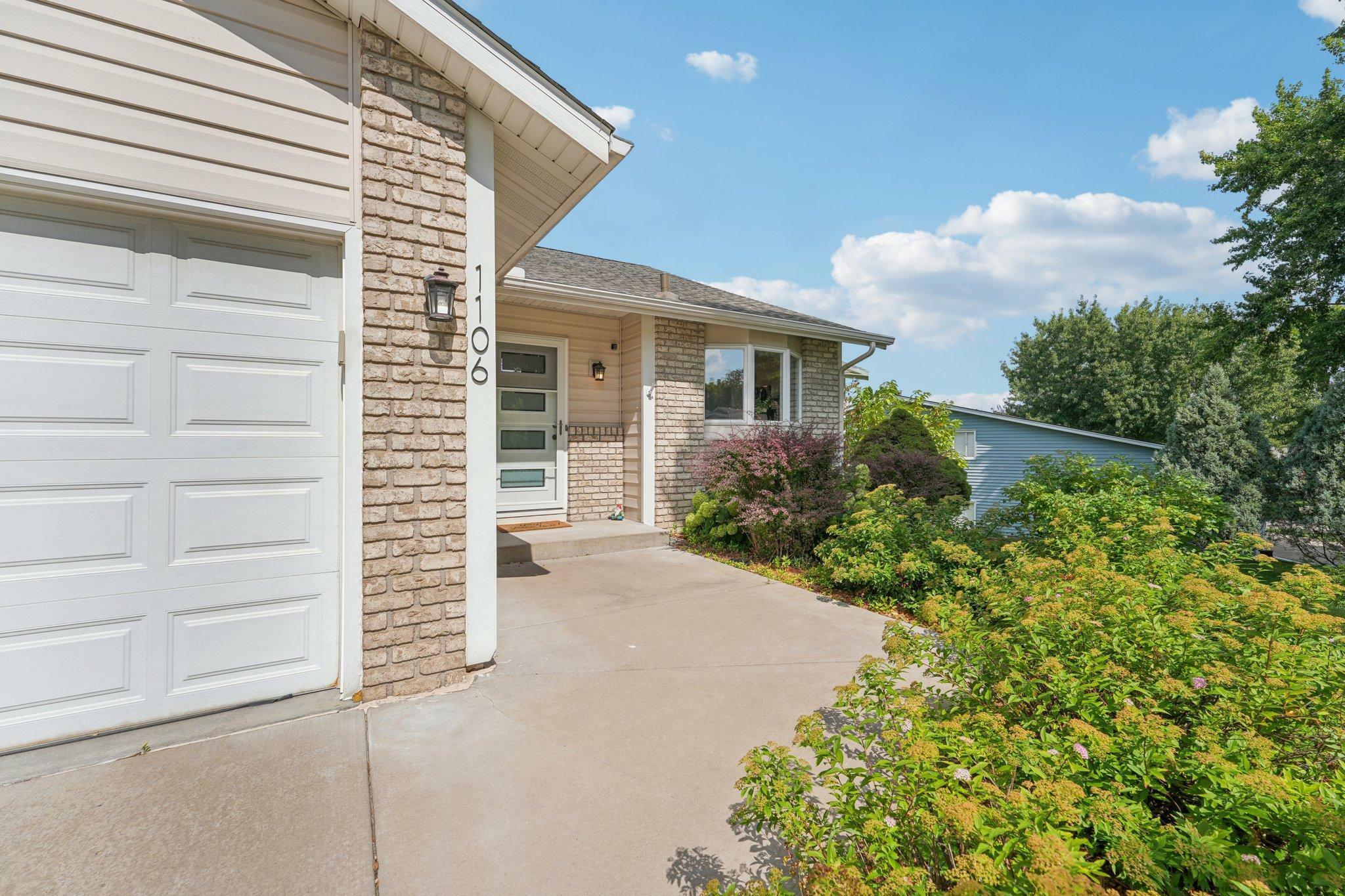 Property Photo:  1106 Overlook Drive  MN 55125 