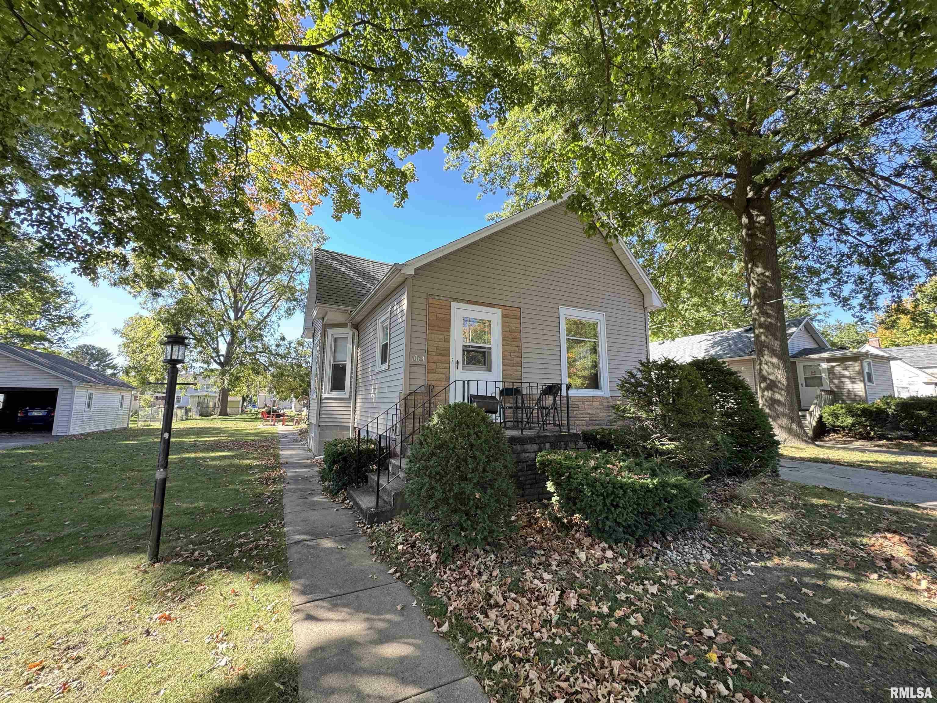 Property Photo:  1064 Maple Avenue  IL 61401 