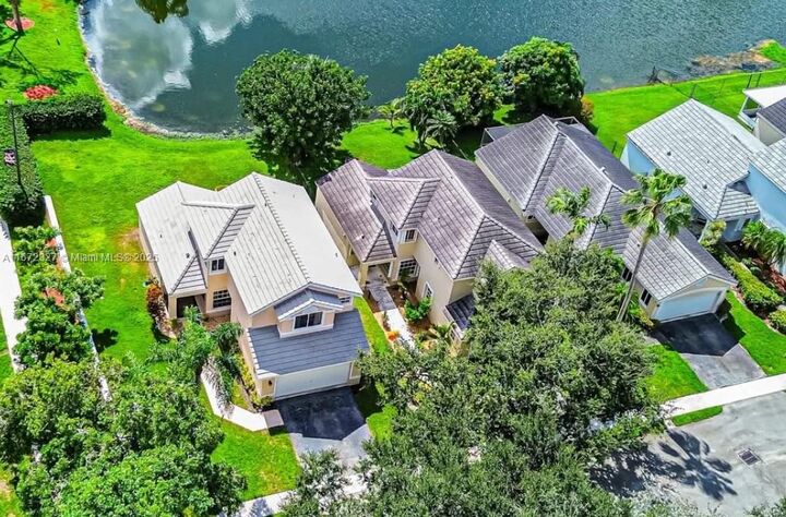 Property Photo:  2913 Myrtle Oak Cir  FL 33328 