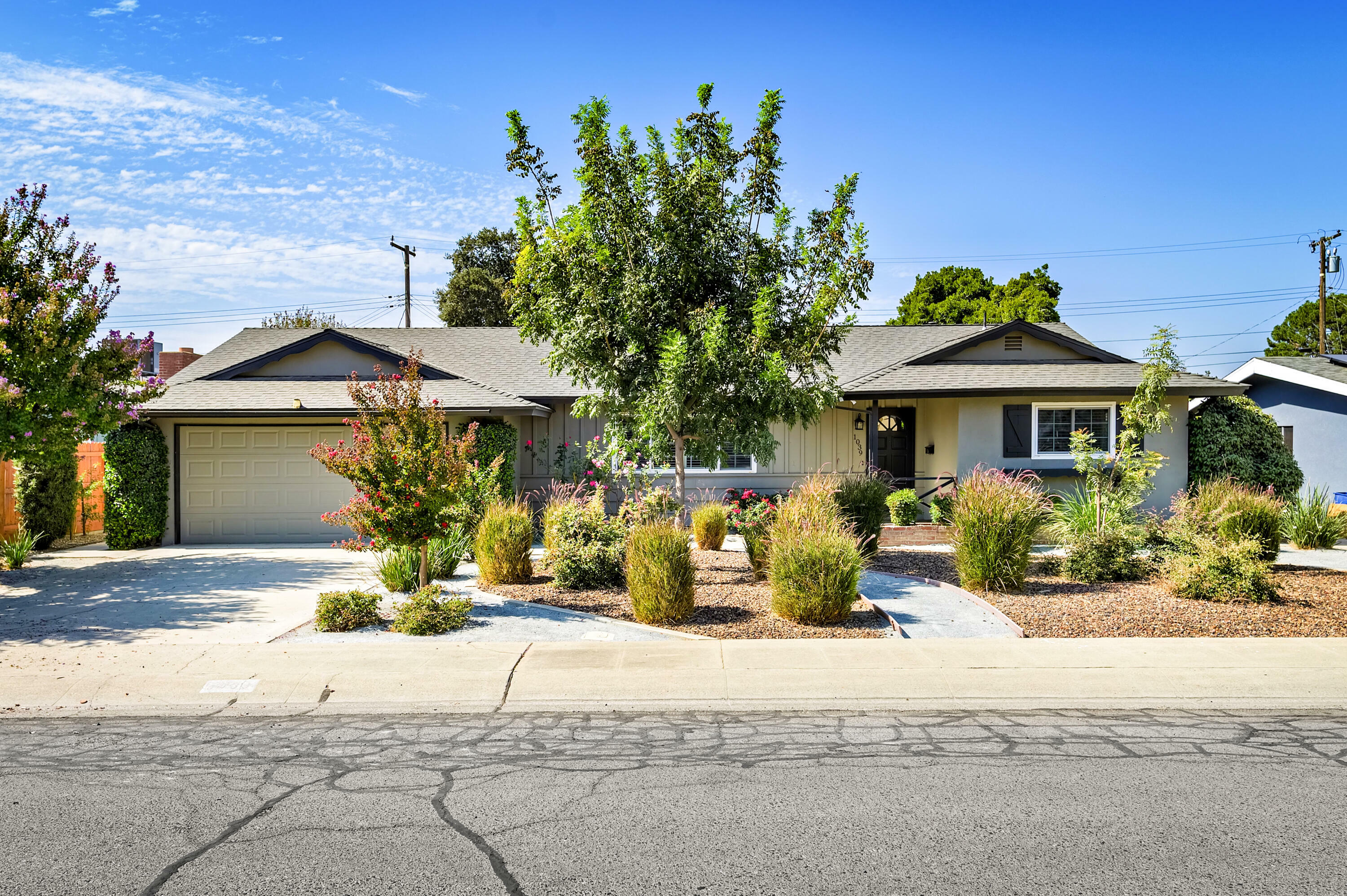 Property Photo: 1039 S Mountain Street CA 93277