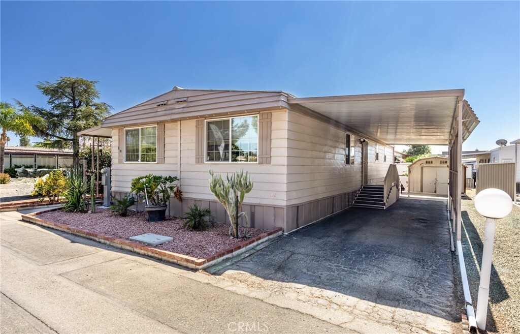 Property Photo: 725 W Thornton Avenue 14 CA 92543
