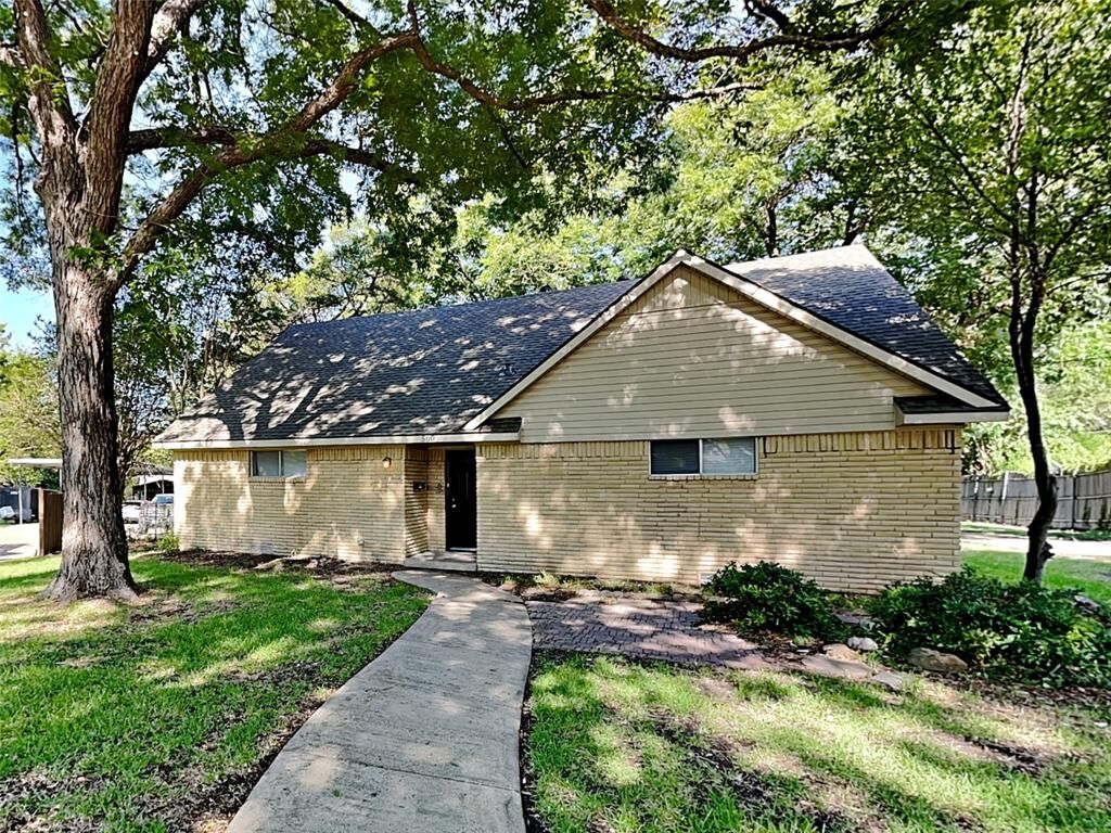 Property Photo:  500 Rockcreek Drive  TX 75115 