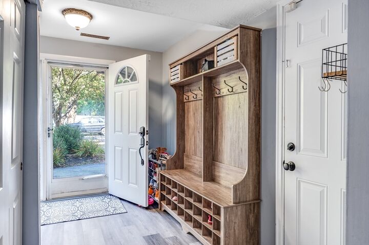 Property Photo:  18 Little Tree Ln  MA 01701 