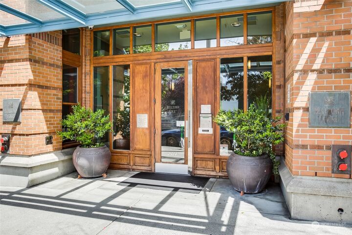 Property Photo:  2415  2nd Avenue 531  WA 98121 