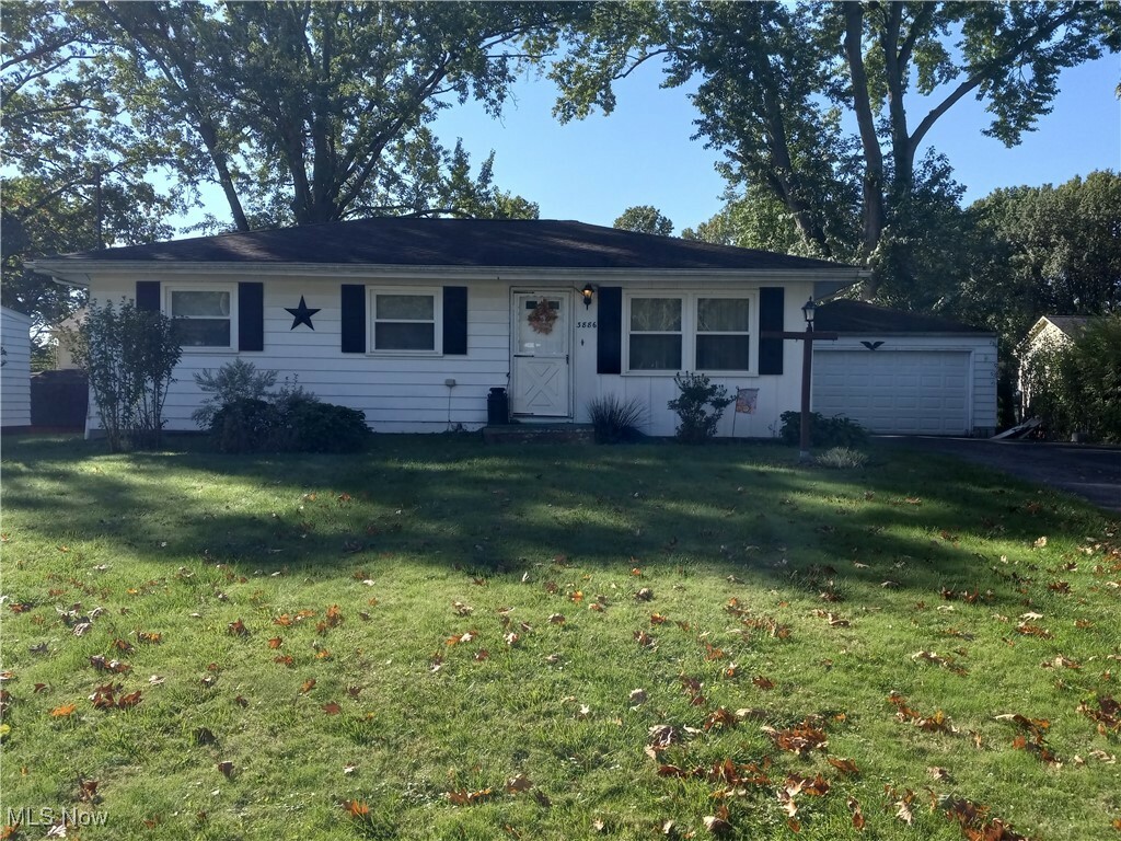 Property Photo:  3886 Adrian Drive SE  OH 44484 