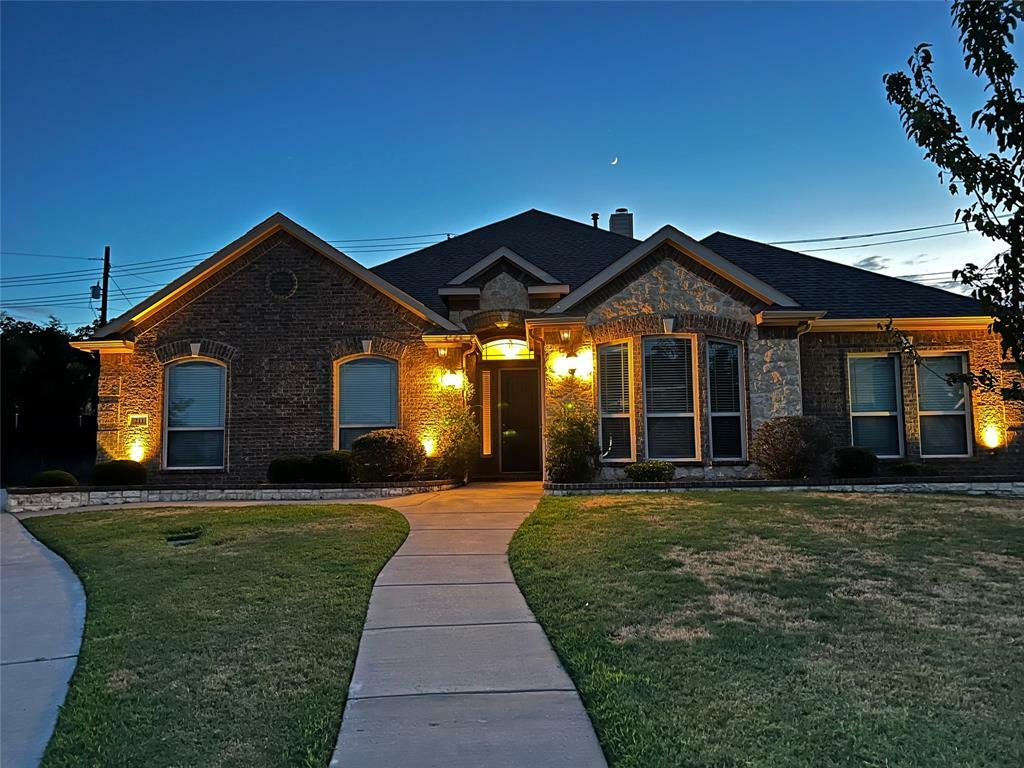 Property Photo:  211 Chateau Avenue  TX 76060 