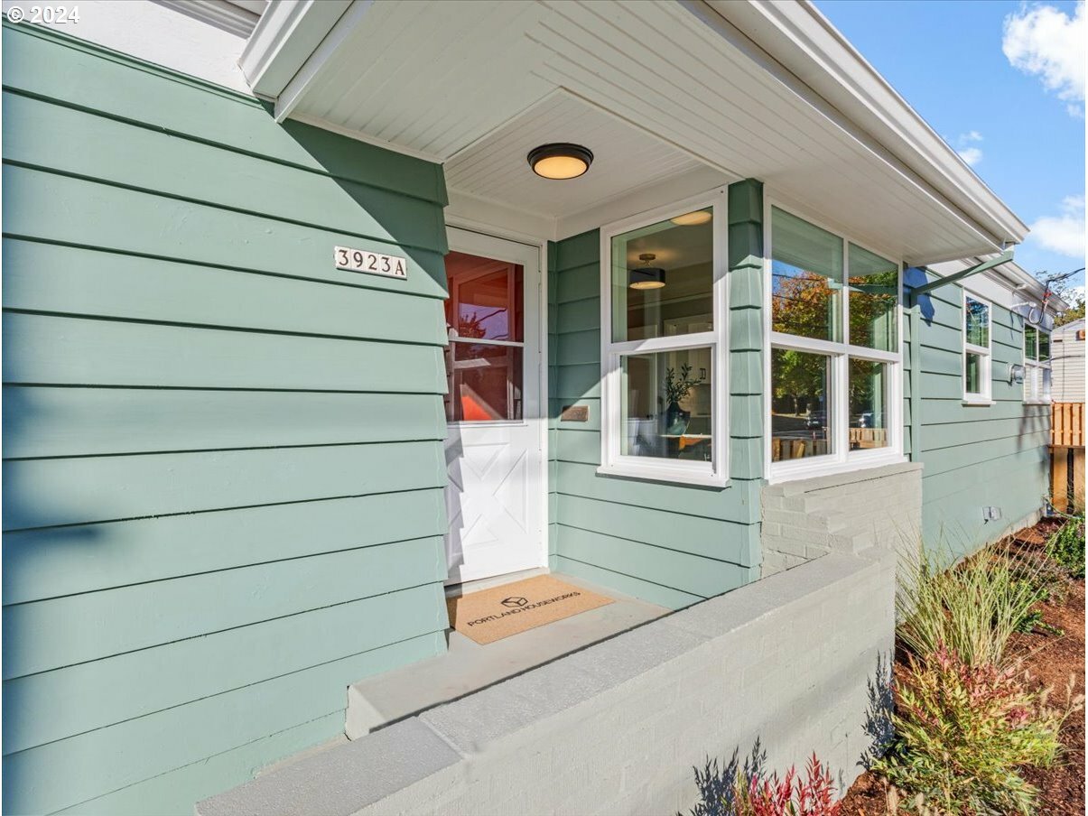 Property Photo:  3923 SE 76th Ave A  OR 97206 