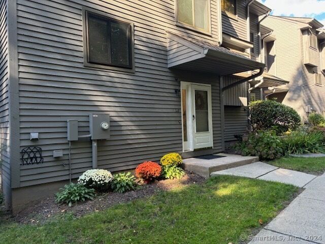 Property Photo:  272 Conestoga Way 272  CT 06033