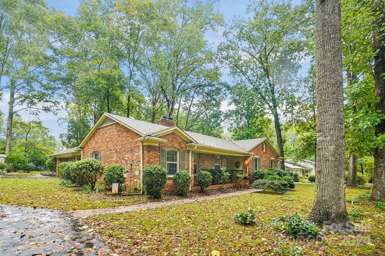 Property Photo:  4235 Kingswood Road  NC 28226 