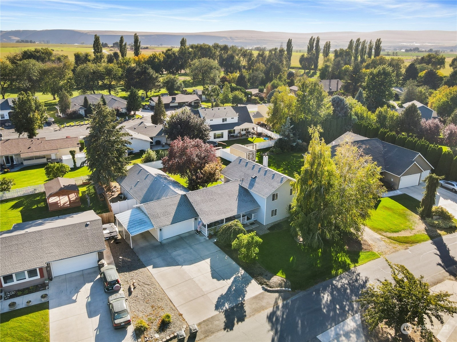 Property Photo: 854 S Hummingbird Drive WA 99344