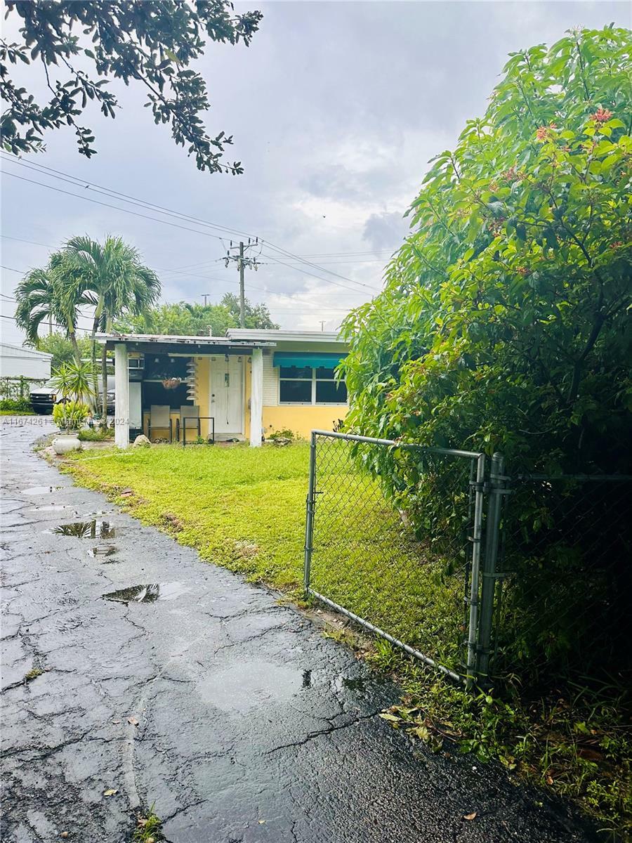 Property Photo:  523 S 61st Ave  FL 33023 