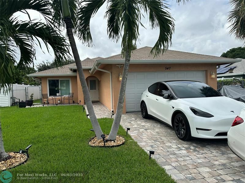 Property Photo: 547 NE 1st Ave FL 33441