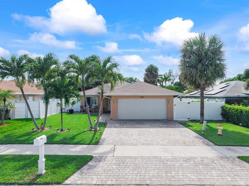 Property Photo:  547 NE 1st Ave  FL 33441 