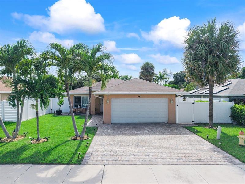 Property Photo: 547 NE 1st Ave FL 33441