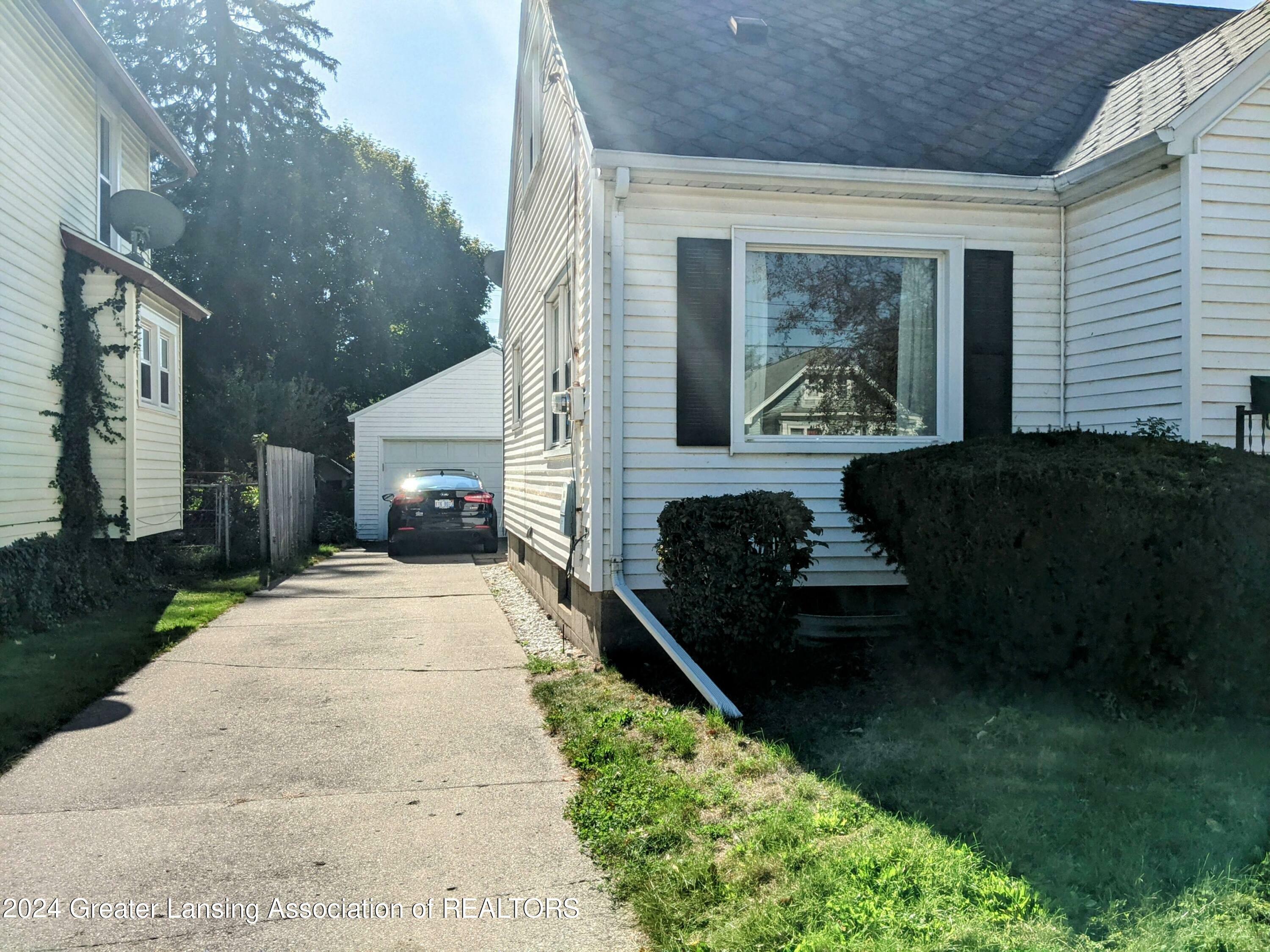 Property Photo:  819 W Mt Hope Avenue  MI 48910 