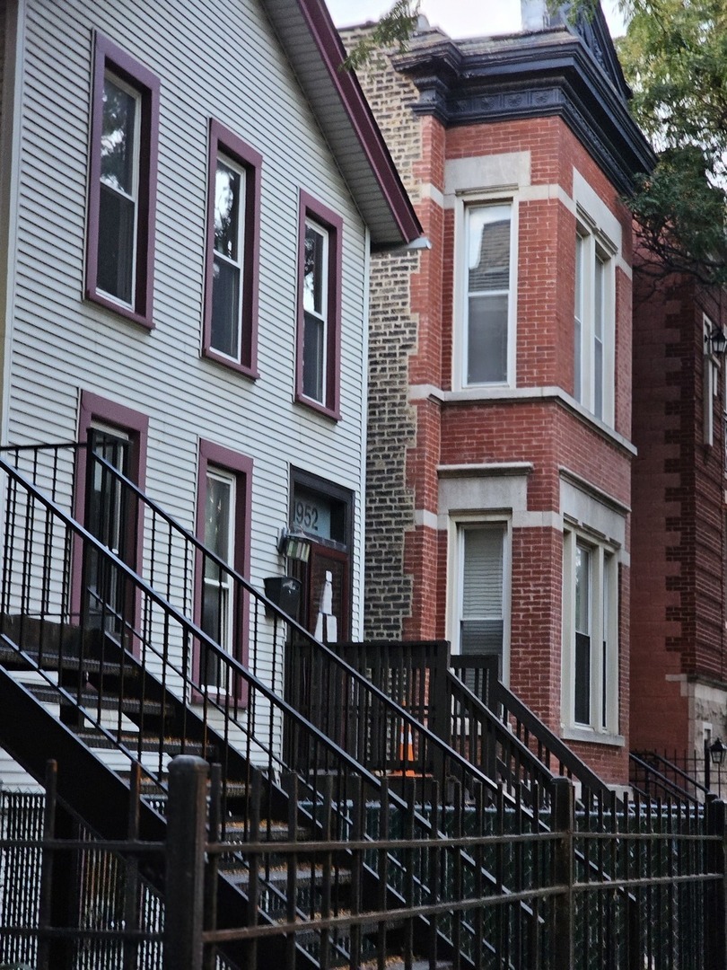 Property Photo:  1952 N Bissell Street  IL 60614 