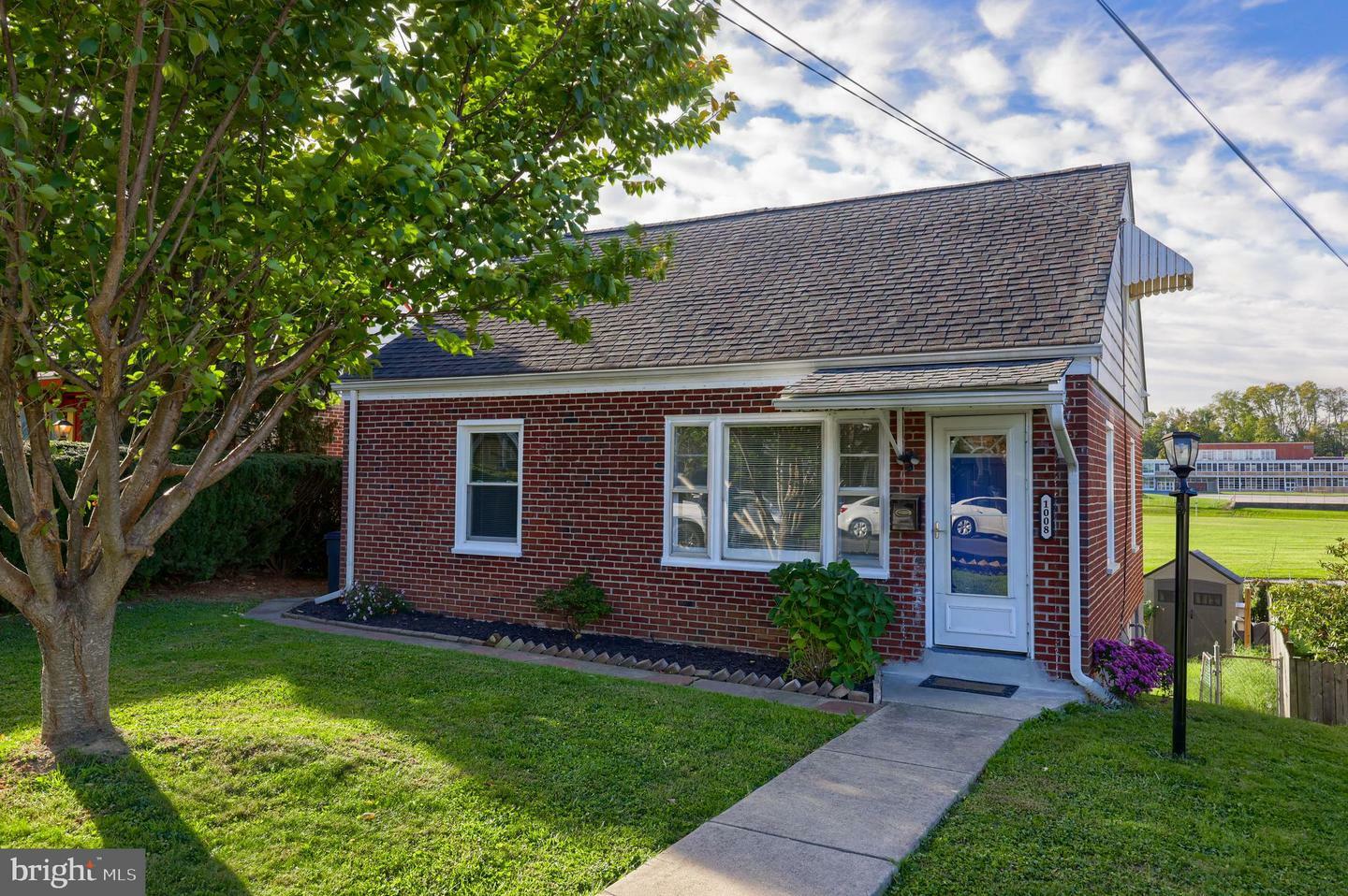 Property Photo:  1008 Maple Avenue  PA 17603 