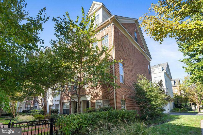 Property Photo: 400 N Thomas Street VA 22203