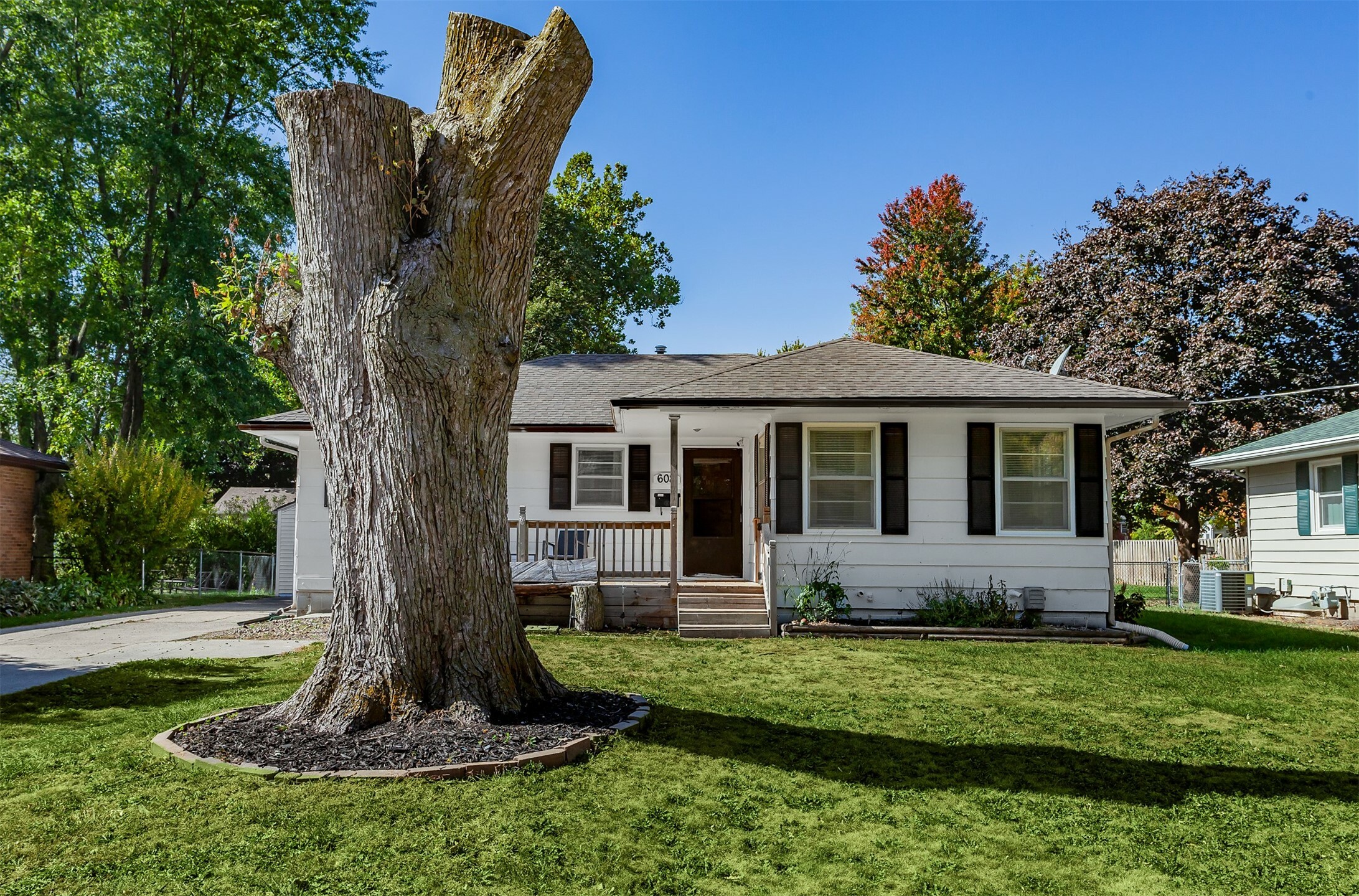 Property Photo:  608 SW Elm Street  IA 50023 