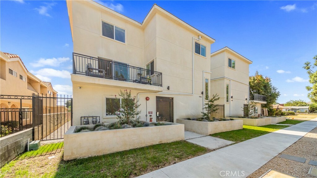 Property Photo:  17158 Chatsworth Street 3  CA 91344 