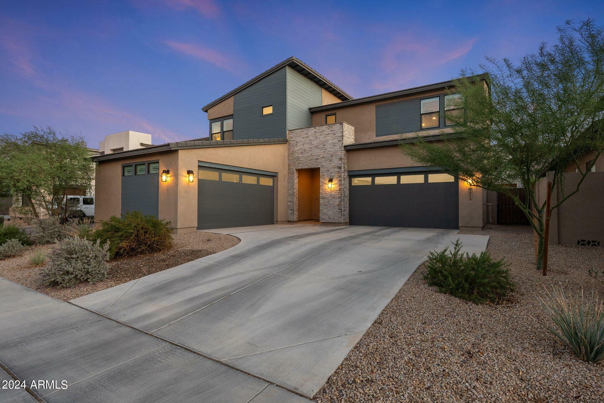 Property Photo:  1119 E Paseo Way  AZ 85042 