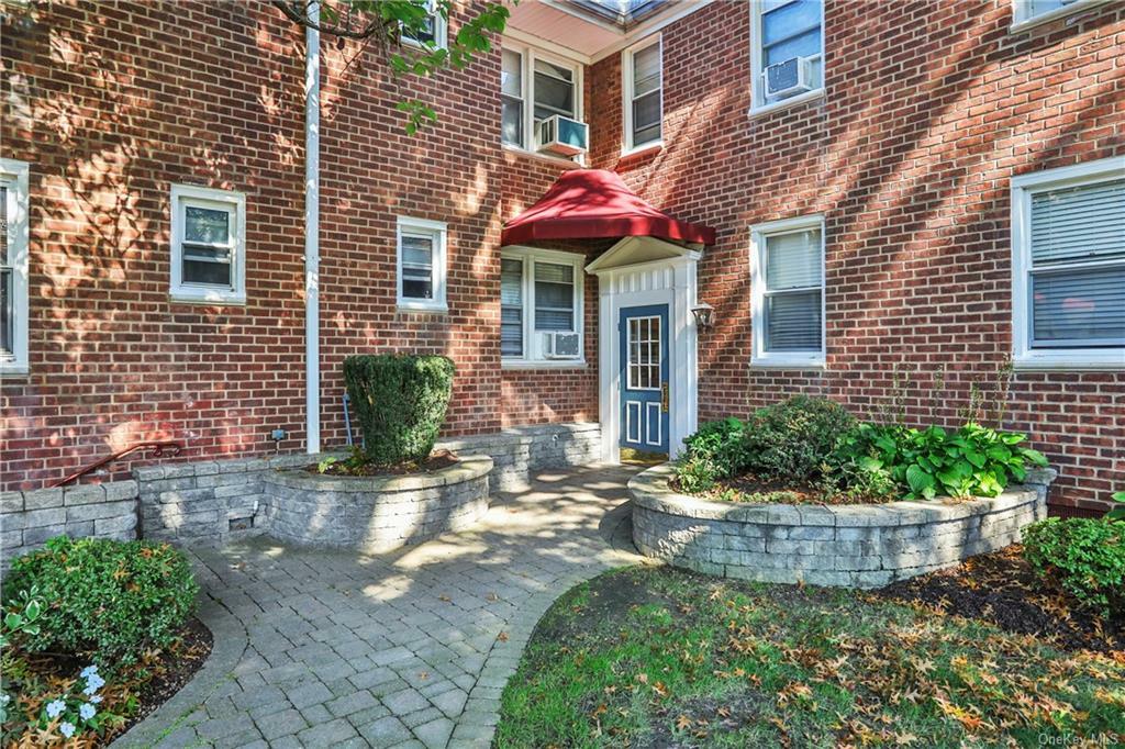 Property Photo: 8 Bryant Crescent 1M NY 10605