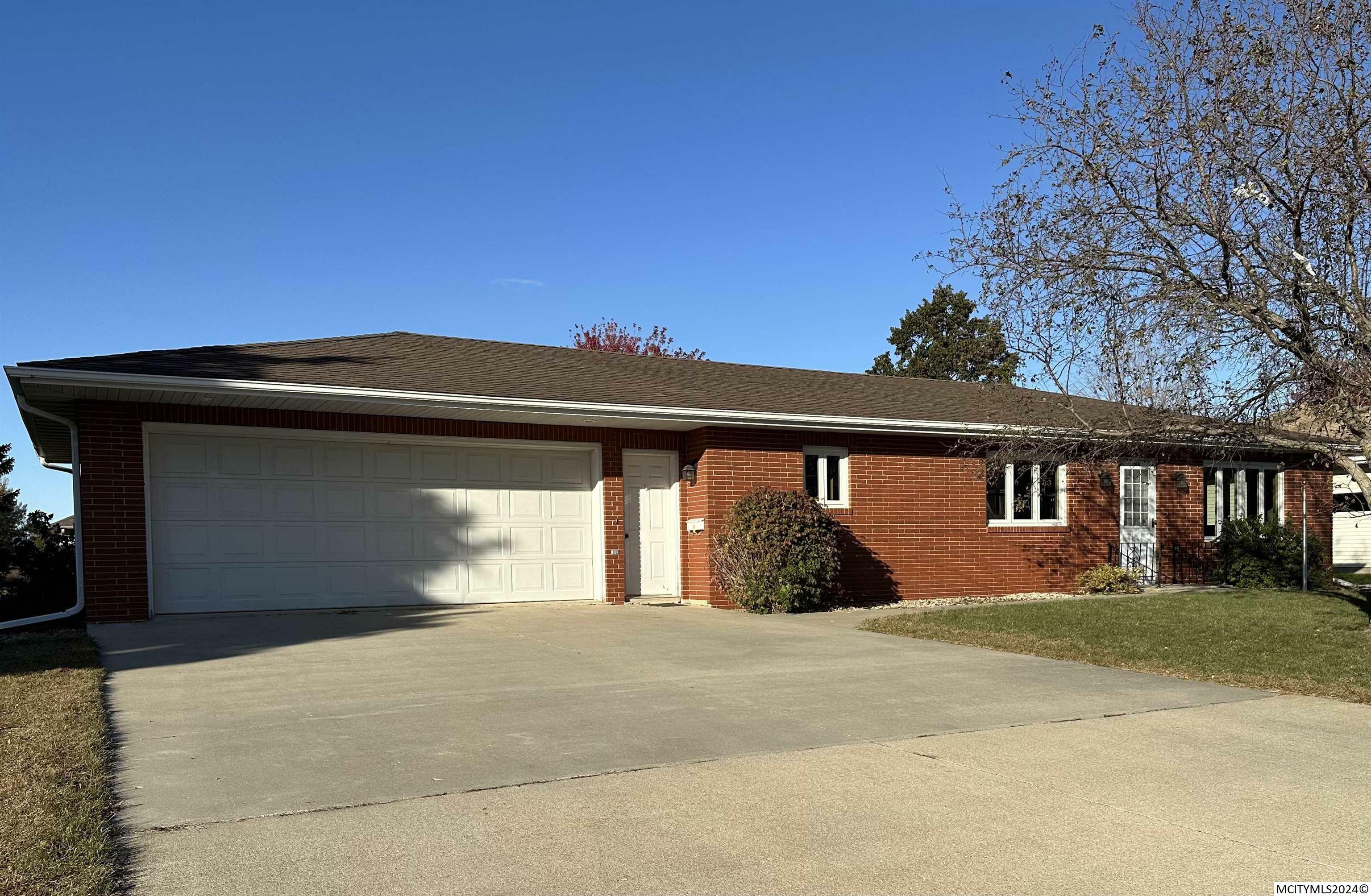 Property Photo:  204 5th Ave N  IA 50459 