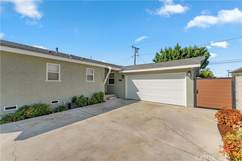 Property Photo:  10931 Groveland Avenue  CA 90603 