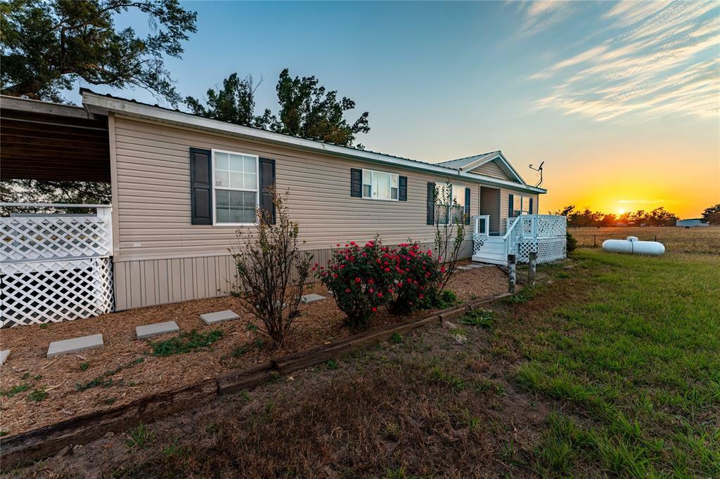 Property Photo:  860 NE County Road 2220  TX 75487 