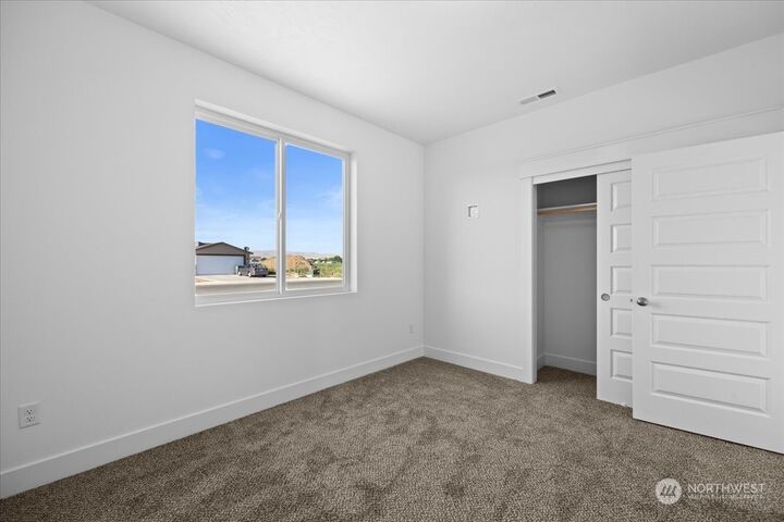 Property Photo:  1217 E Cascade Street  WA 99344 