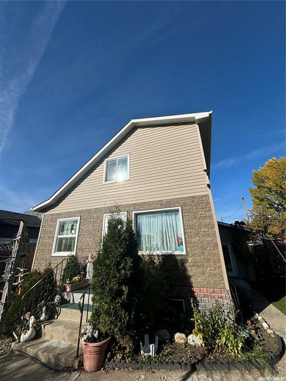 Property Photo:  2216 20th Street W  SK S7M 1B1 