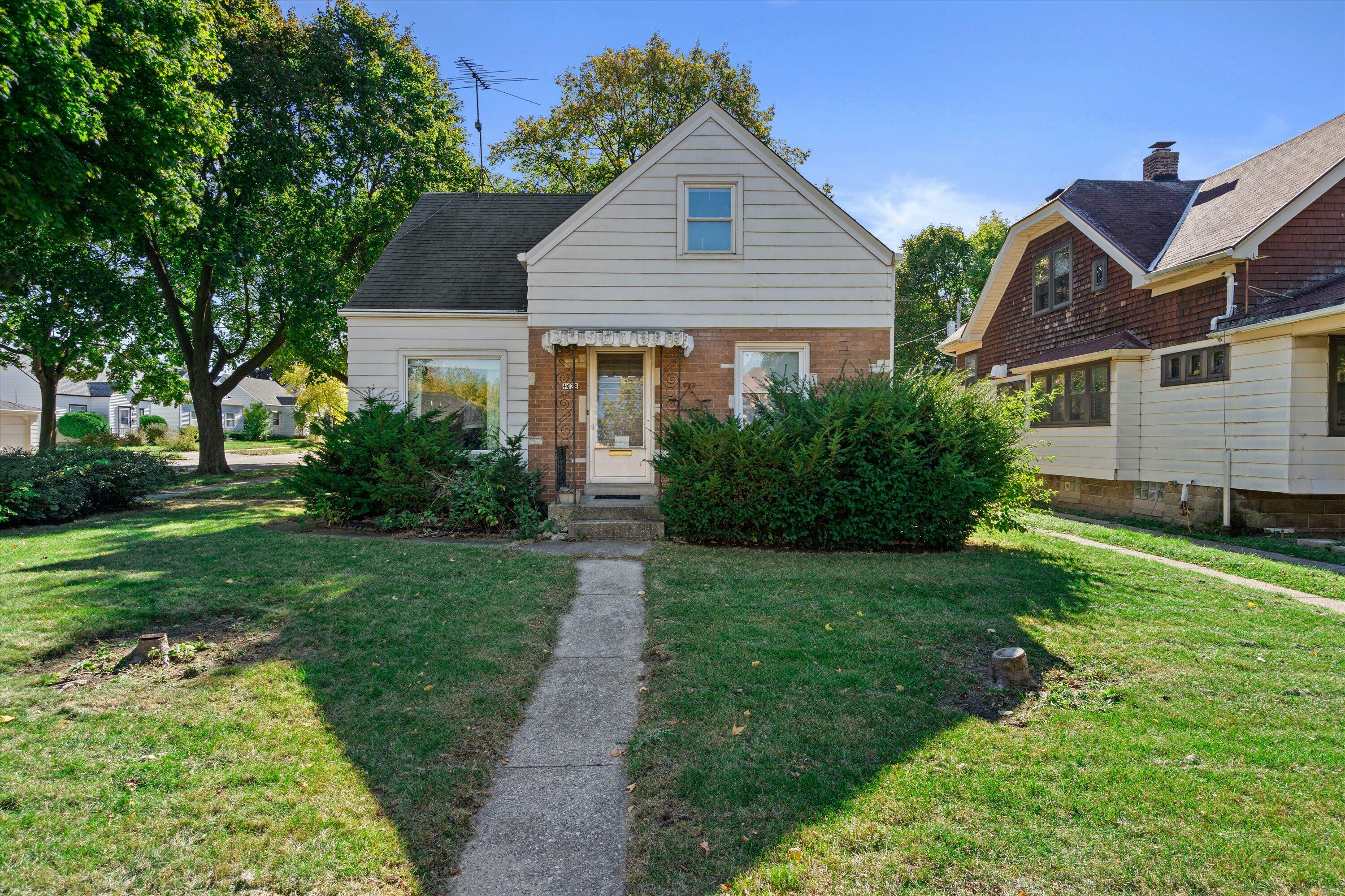 Property Photo:  1429 E Saveland Ave  WI 53207 