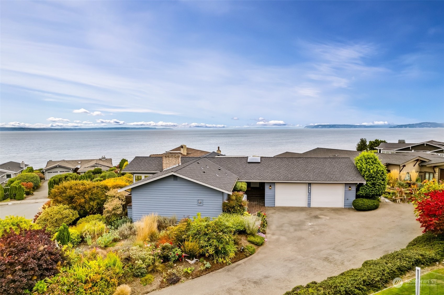 Property Photo: 811 Somerset Lane WA 98020