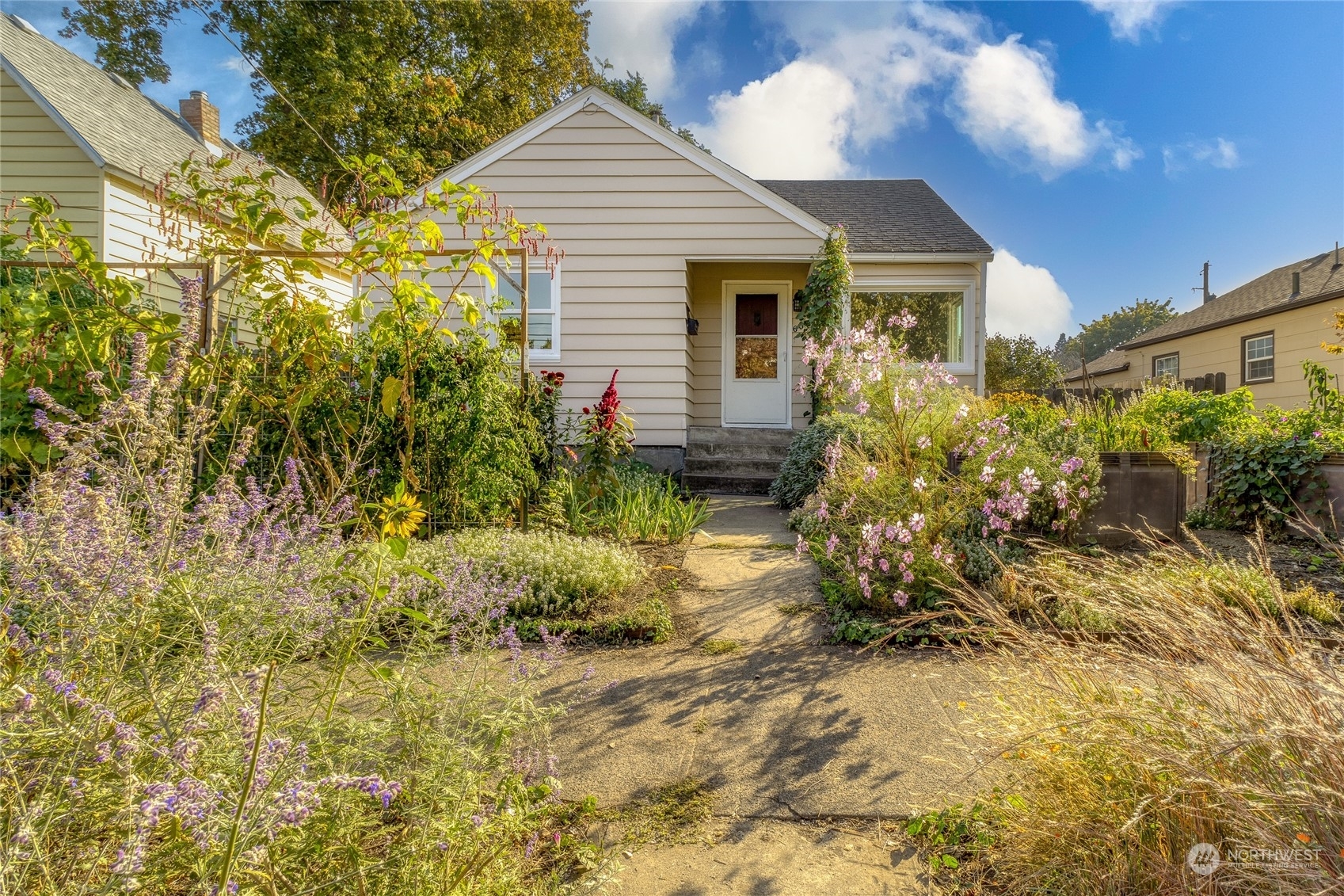 Property Photo:  608 Pleasant Street  WA 99362 