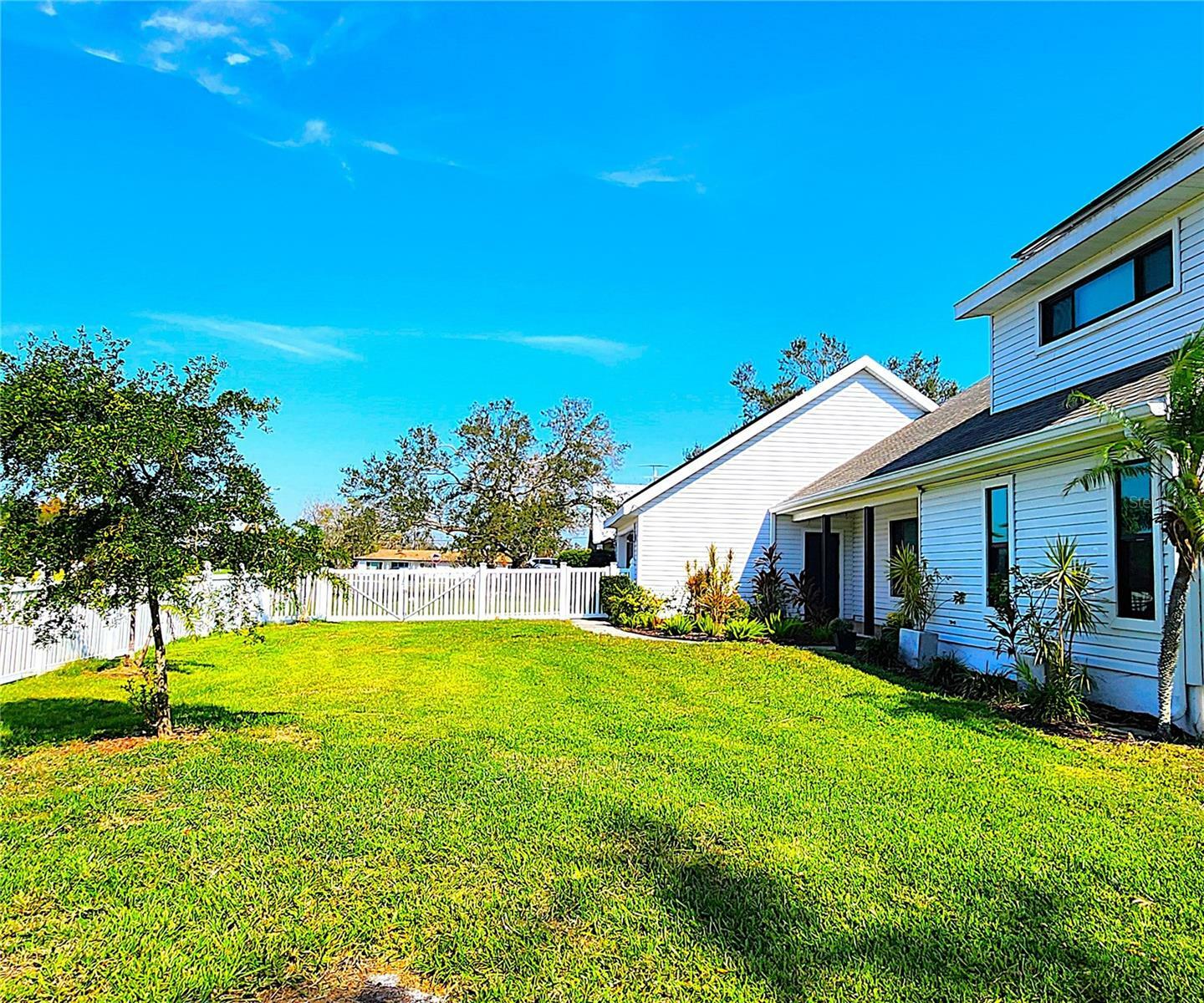 Property Photo:  1608 20th Avenue W  FL 34221 