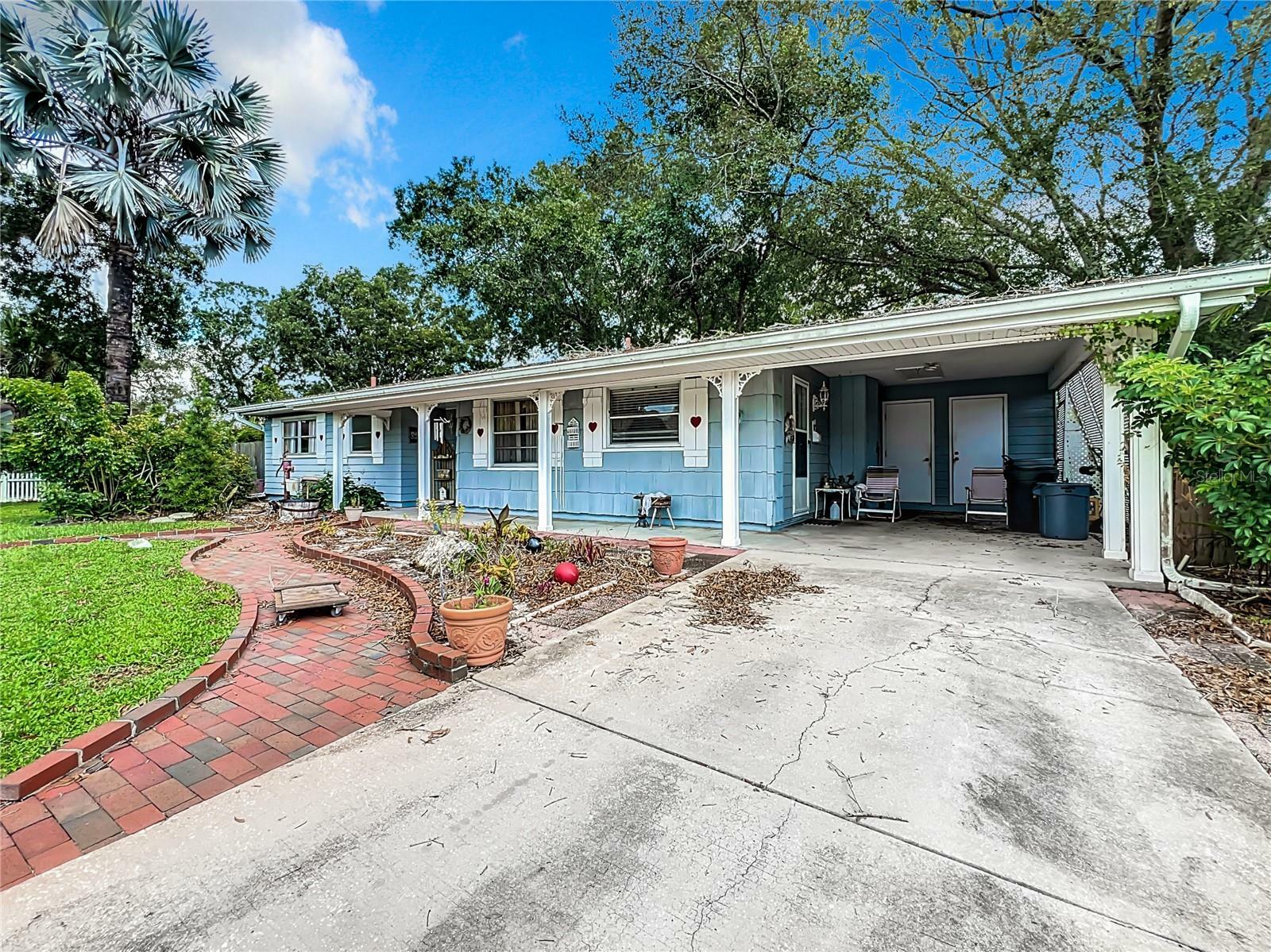 Property Photo:  826 Lillian Ln  FL 34243 