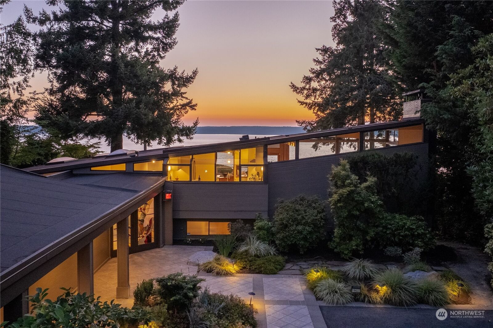 Property Photo:  19437  Edgecliff Drive SW  WA 98166 