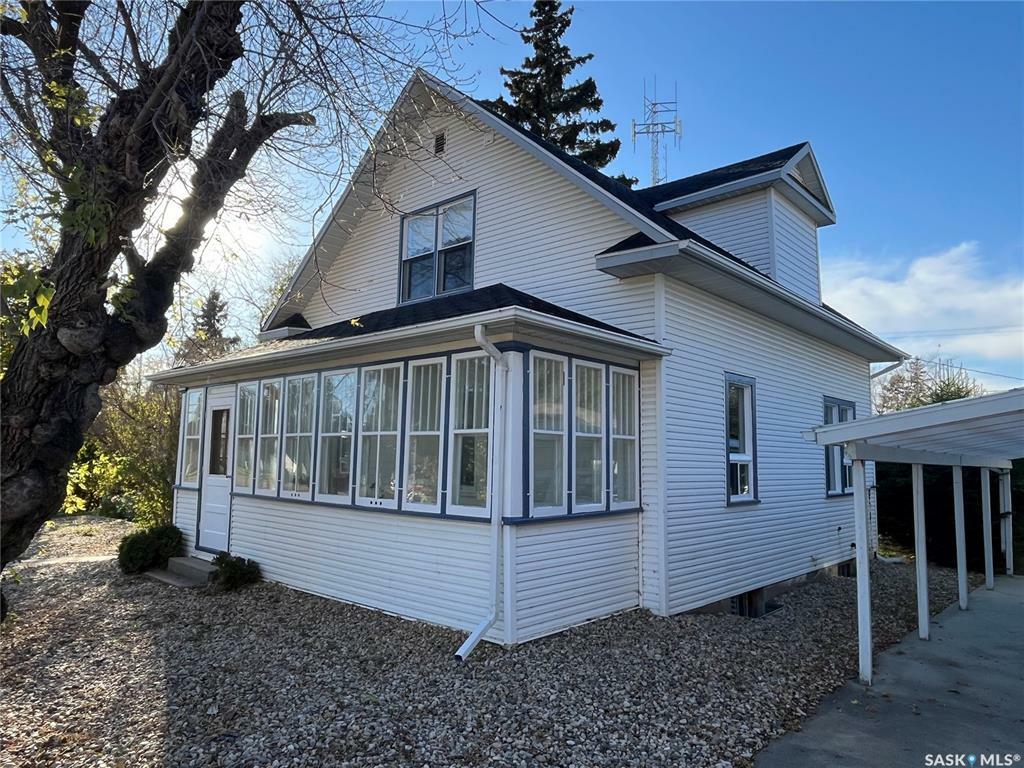 Property Photo:  105 2nd Avenue N  SK S0K 3V0 