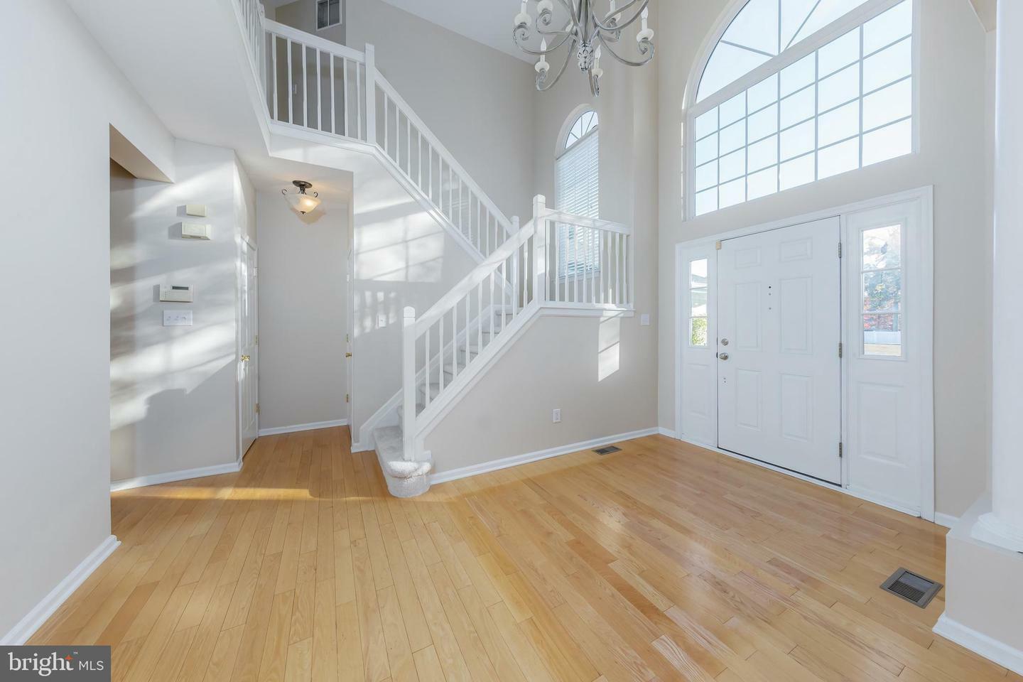 Property Photo:  606 Gable Court  NJ 08094 