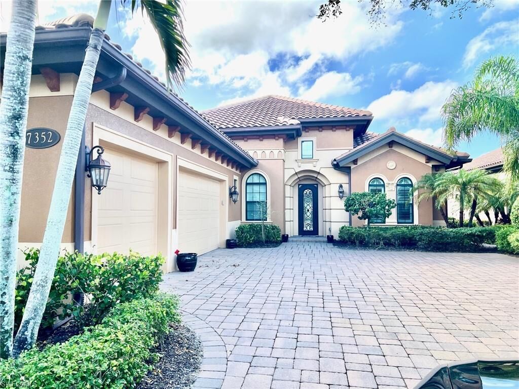 Property Photo: 7352 Lantana Way FL 34119