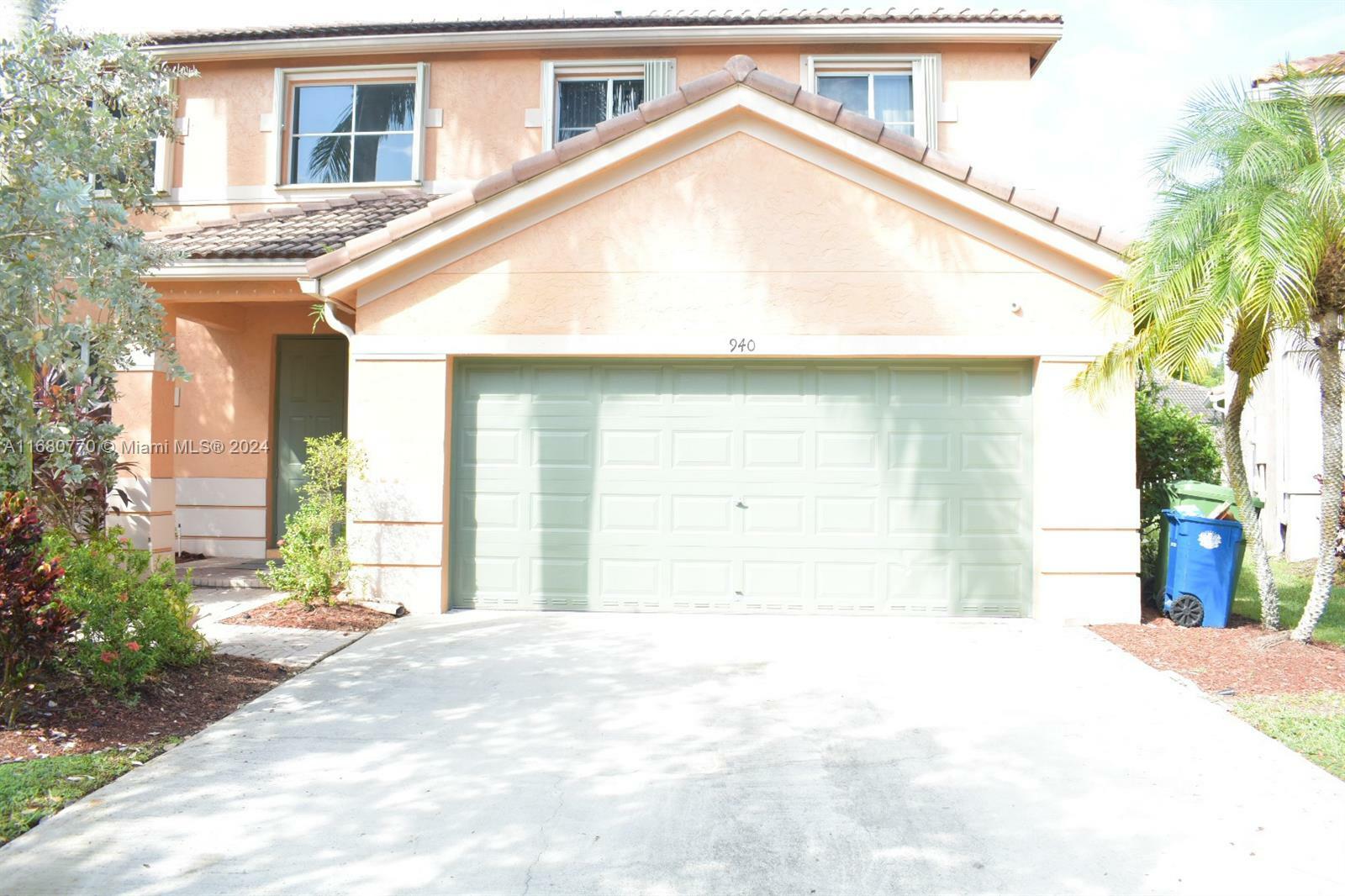 Property Photo:  940 Tulip Cir  FL 33327 