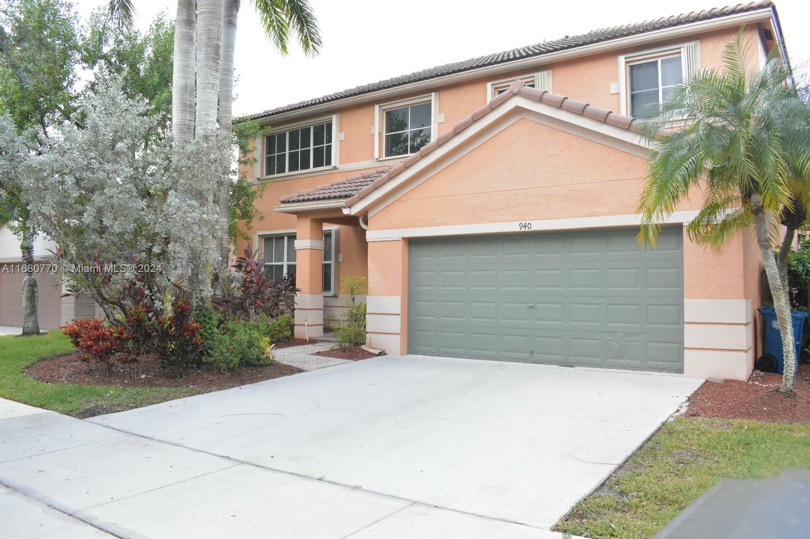 Property Photo:  940 Tulip Cir  FL 33327 