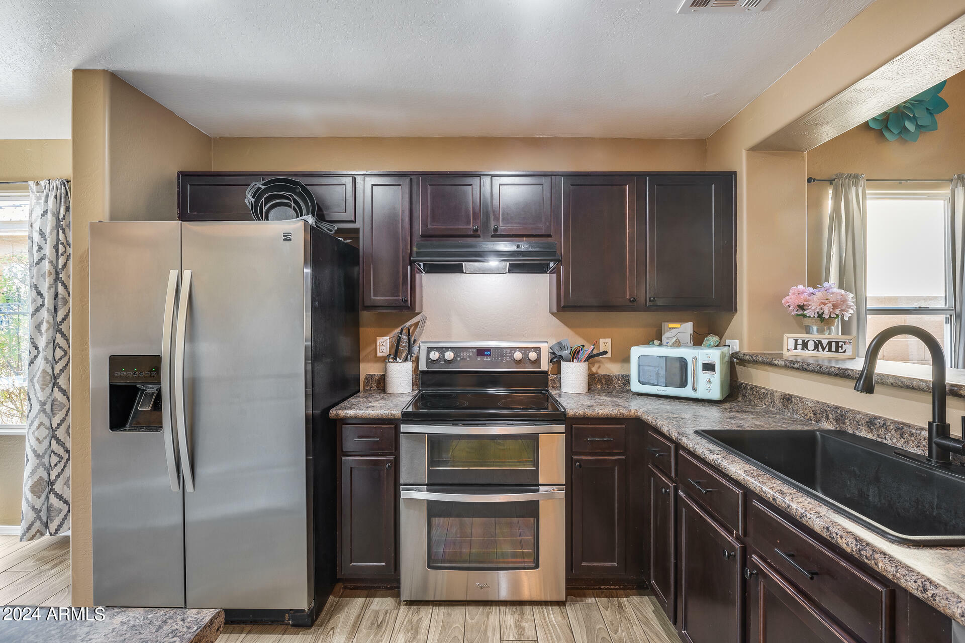 Property Photo: 1450 E Lakeview Drive AZ 85143