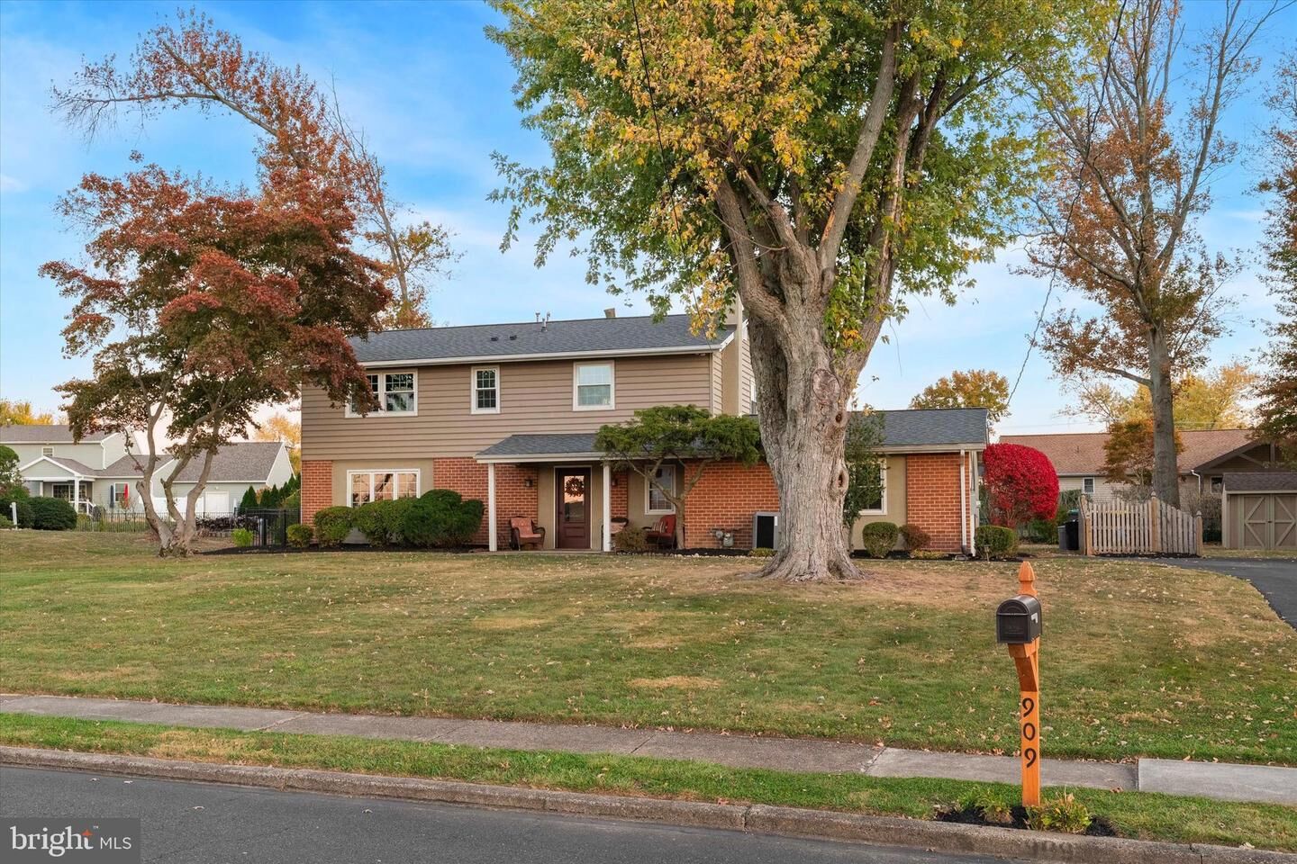 Property Photo:  909 Thornton Road  PA 19044 