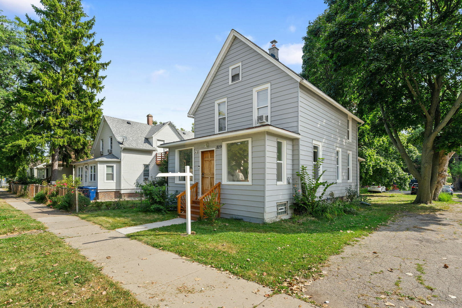 Property Photo:  829 S Jackson Street  IL 60085 